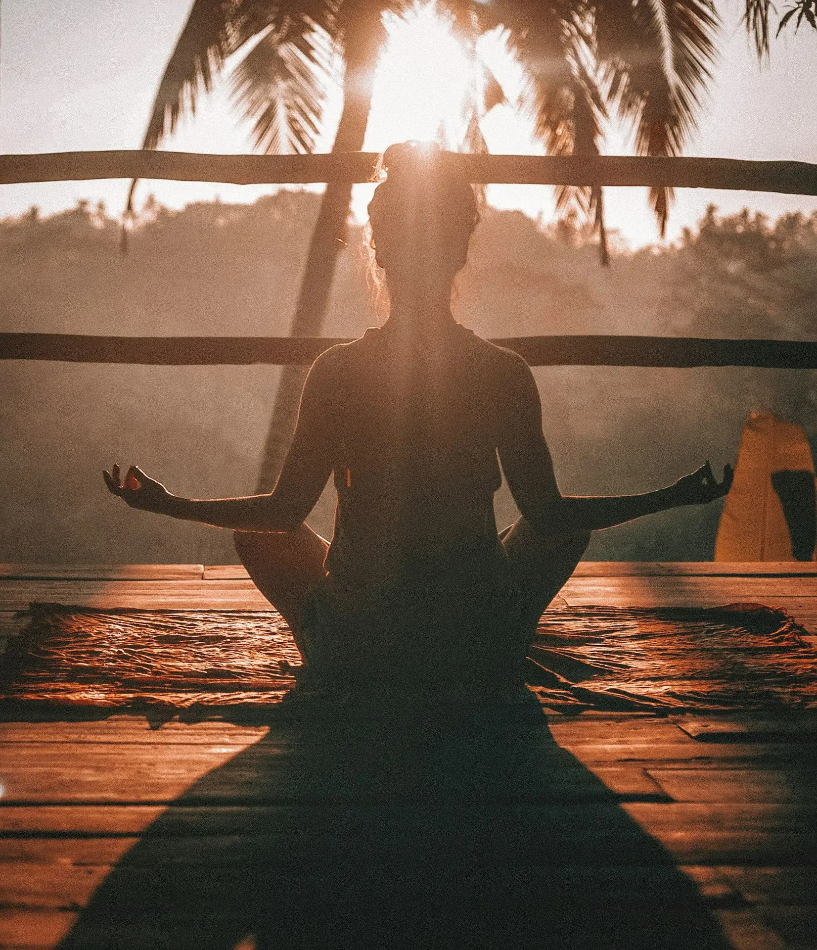 donna fa yoga sul pavimento all'alba
