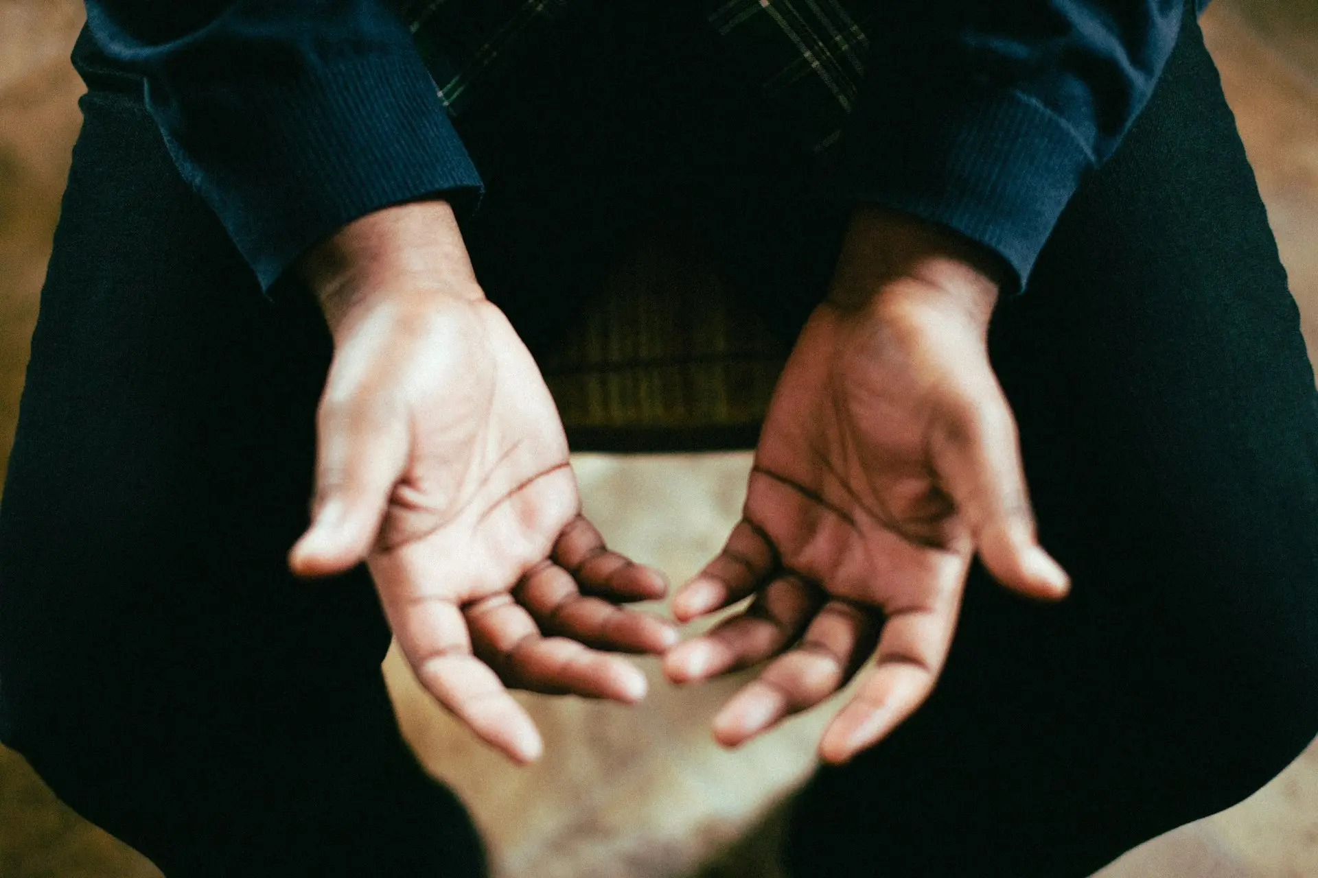 persona in meditazione con mani al cielo