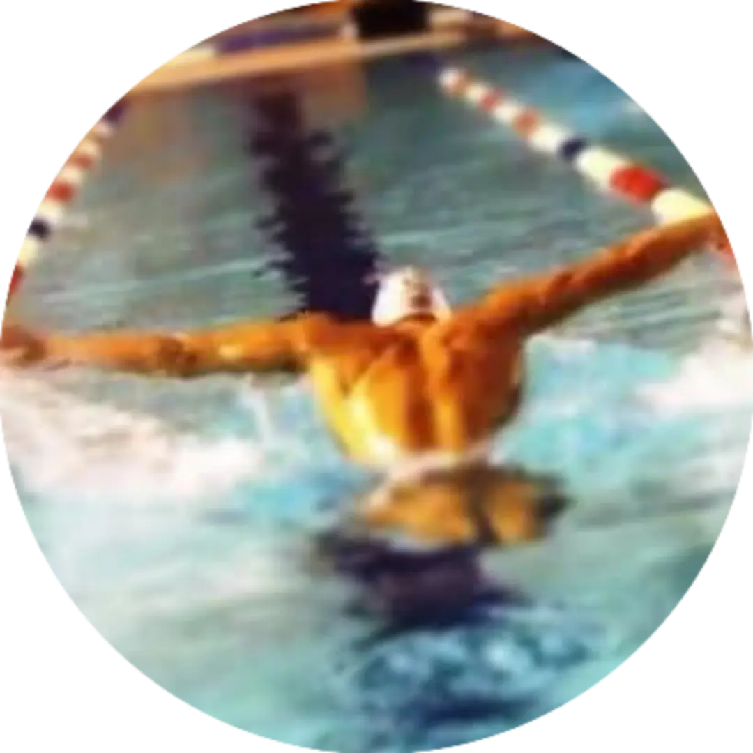 nuoto a delfino in piscina