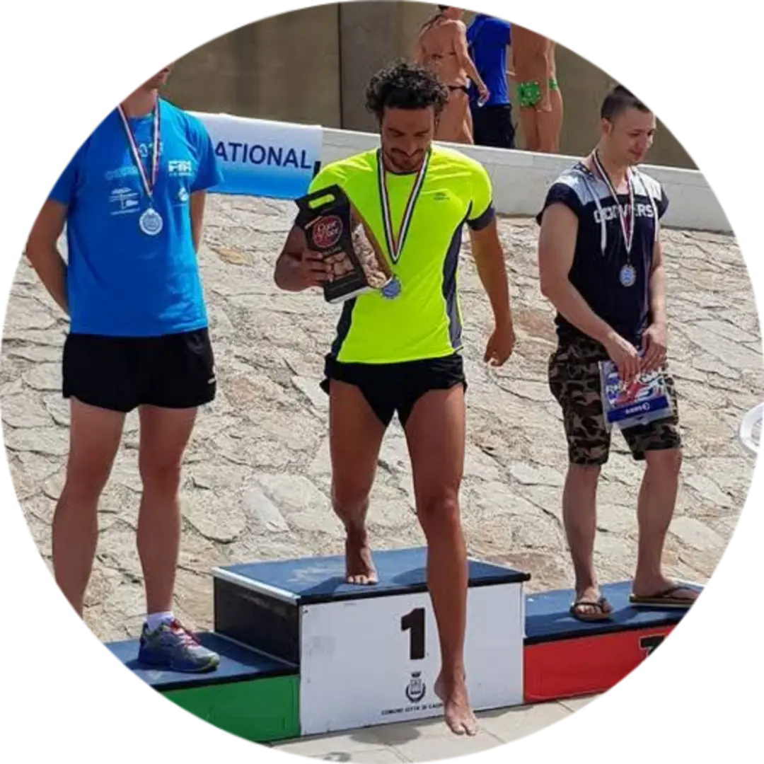 sportivo premiato sul podio